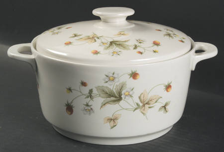 Strawberry Cream 2.5 Qt Round Covered Casserole
