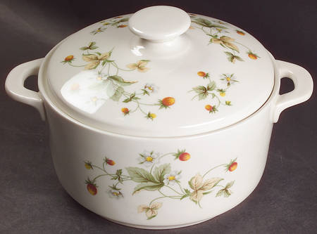 Strawberry Cream 1.5 Qt Round Covered Casserole