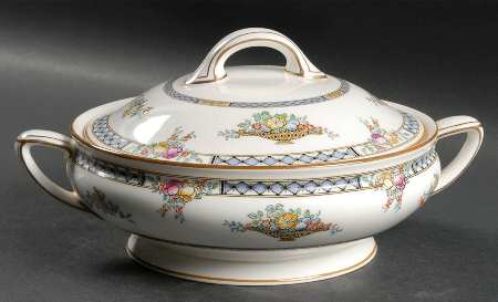 Strathmore Round Covered Vegetable