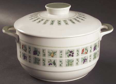 Tapestry 2 Qt Round Covered Casserole