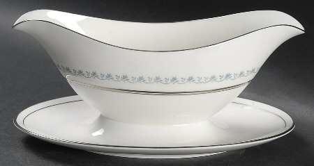 Tiara Gravy Boat with Attached Underplate