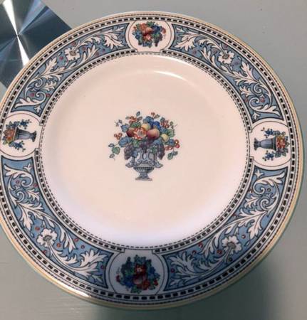 V1994 by Royal Doulton