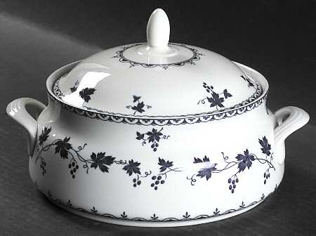 Yorktown Round Covered Vegetable