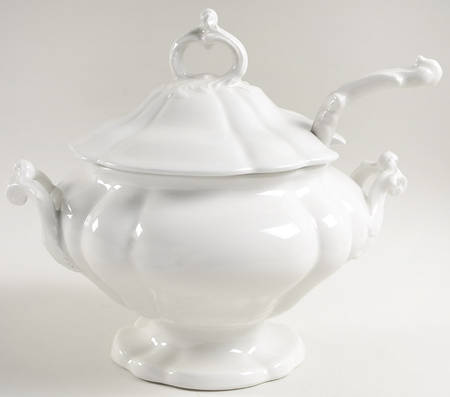 Heirloom Tureen & Lid w/Ladle