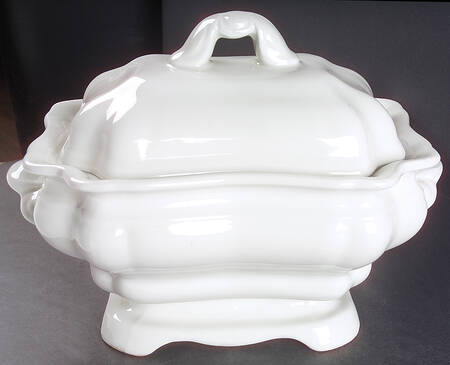 Heirloom Large Bedford Tureen & Lid