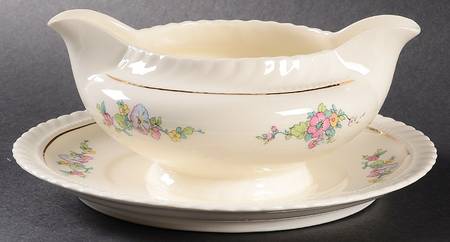 REV1 Gravy Boat with Attached Underplate
