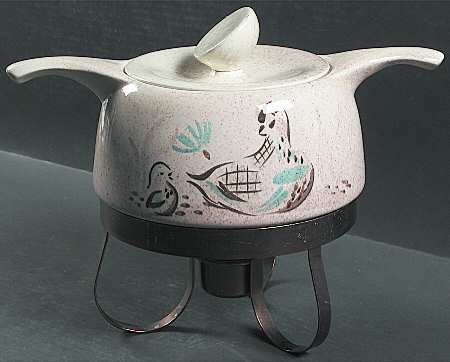 Bob White 2 Qt Round Casserole & Copper Metal Stand