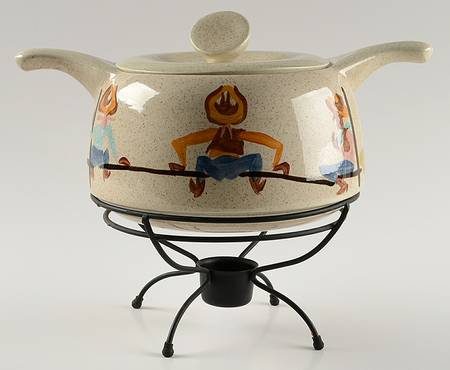 Round Up 4 Qt Rd Covered Casserole w/Black Metal Stand