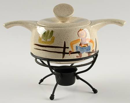 Round Up 1 Qt Rd Covered Casserole w/Black Metal Stand