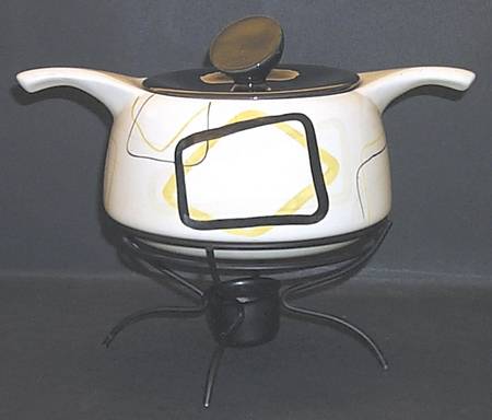 Smart Set 4 Qt Rd Covered Casserole w/Black Metal Stand