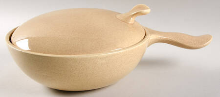 Town and Country Sand 1.25 Qt Round Covered Casserole