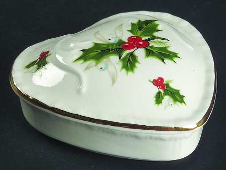 Noel (Holly Backstamp, Smooth) Heart Shape Box & Lid
