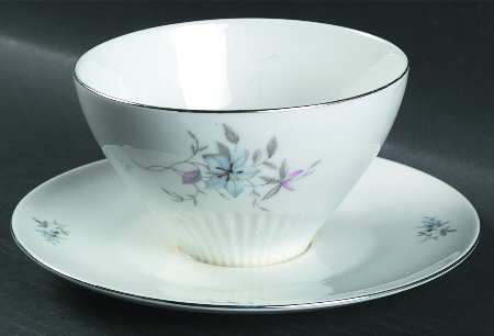 Fantasy (Smooth Edge) Gravy Boat with Attached Underplate