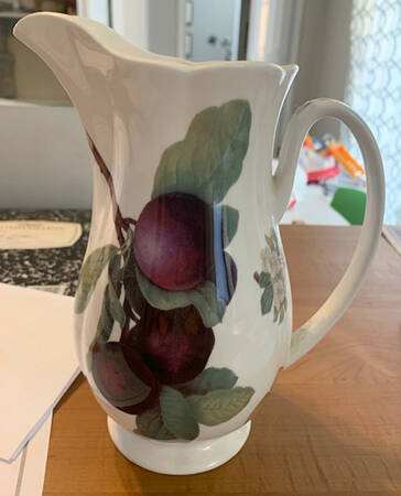 Hooker's Fruit (Bone, Made In England) 32 Oz Pitcher