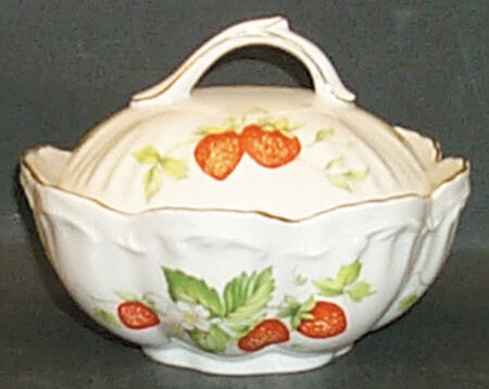 Virginia Strawberry Powder Box with Lid