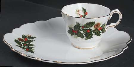 Yuletide (Scalloped) Snack Plate & Cup Set