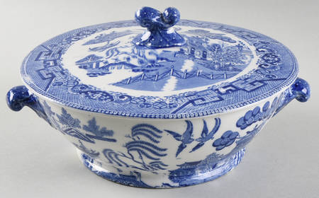 Willow Blue (Birds, Diamond Stamp) Small Round Covered Vegetable