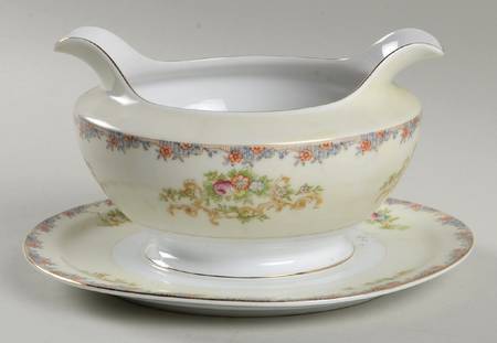 RLC3 Gravy Boat with Attached Underplate