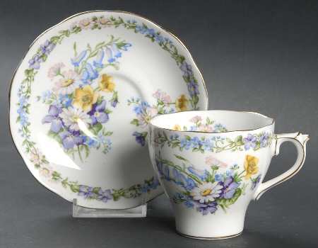 Garland (Smooth Gold Trim) Flat Cup & Saucer Set
