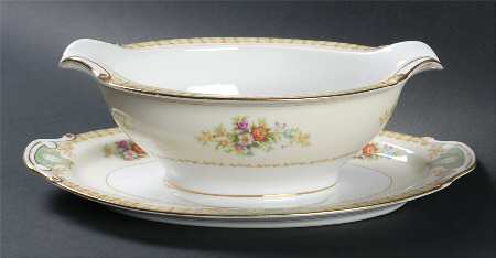 RNS2 Gravy Boat with Attached Underplate