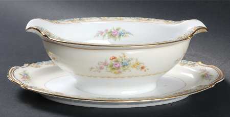 RO1 Gravy Boat with Attached Underplate
