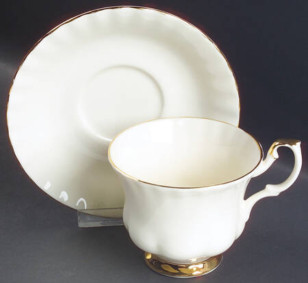 Affinity Gold Footed Cup & Saucer Set