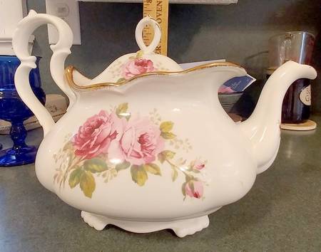 American Beauty (White Background) Teapot & Lid