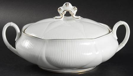 Coronet Round Covered Vegetable