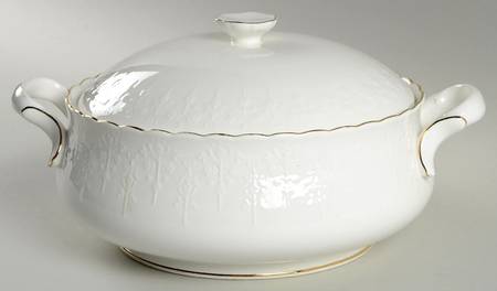Daybreak Round Covered Vegetable