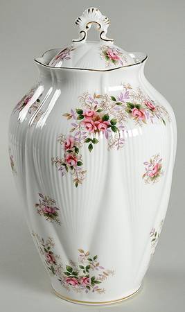Lavender Rose Chelsea Vase with Lid