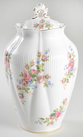 Moss Rose (Montrose Shape) Chelsea Vase with Lid