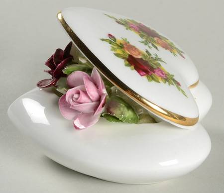 Old Country Roses Floral Firurine Heart Box