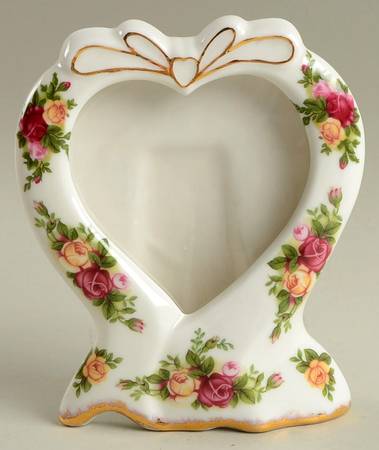Old Country Roses Frame Heart Opening-Holds 3 1/2" X 3" by Royal Albert