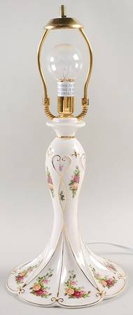 Old Country Roses 16" Electric Lamp No Shade