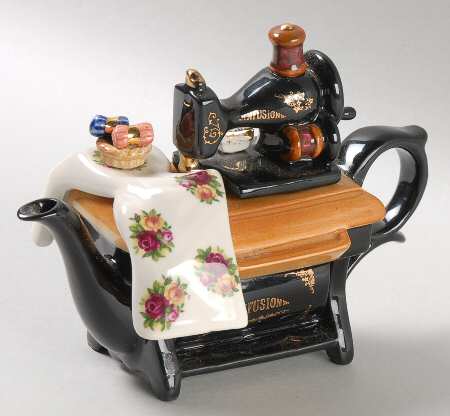 Old Country Roses Mini Figural Teapot & Lid