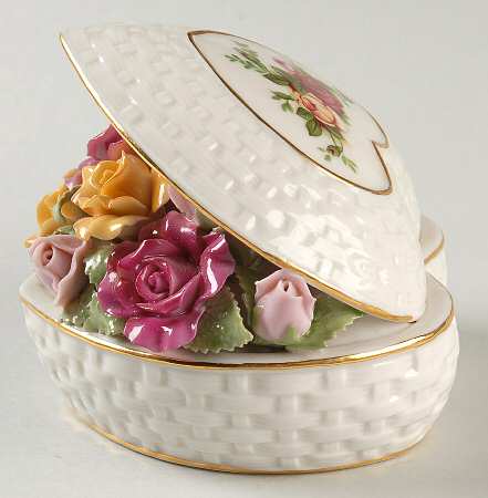 Old Country Roses Musical Basketweave Heart by Royal Albert