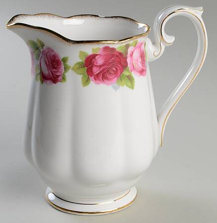Old English Rose (Brushed Gold Trim) 32 Oz Pitcher