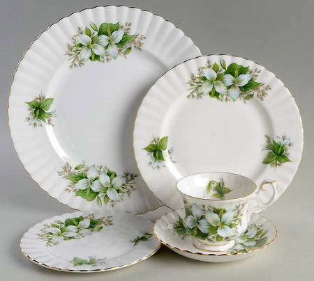 Trillium 5 Piece Place Setting by Royal Albert