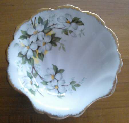 White Dogwood (Brushed Gold Grim Small Shell Shaped Dish