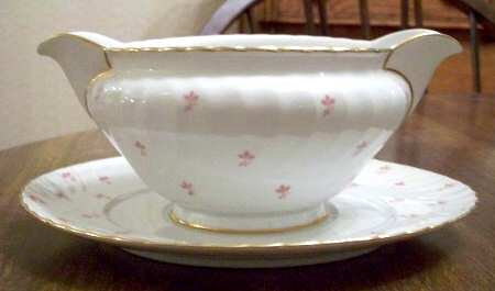 ROB104 Gravy Boat with Attached Underplate