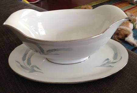 ROB57 Gravy Boat with Attached Underplate