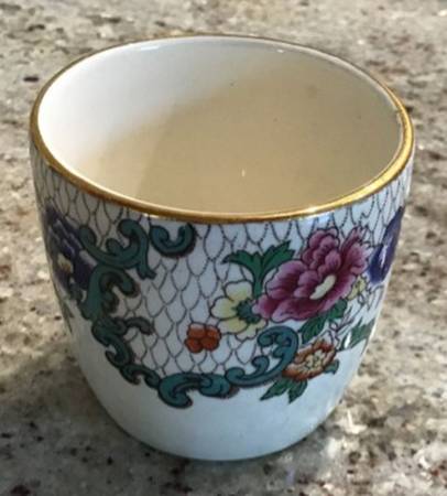 Victoria (Scalloped, Gold Trim) Single Egg Cup