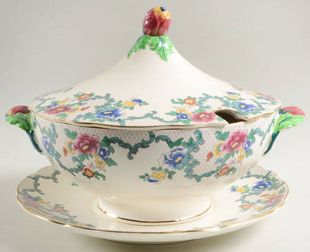 Victoria (Scalloped, Gold Trim) Tureen & Lid w/Underplate