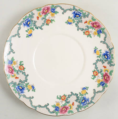 Victoria (Scalloped, Gold Trim) Underplate for Tureen