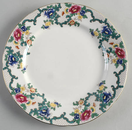 Victoria (Scalloped, Gold Trim) Dinner Plate