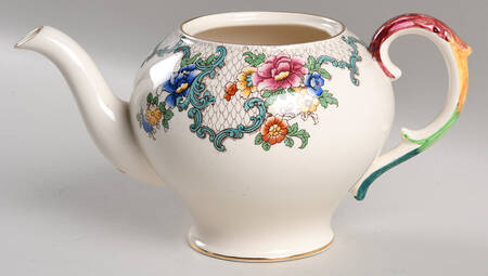 Victoria (Scalloped, Gold Trim) Teapot No Lid