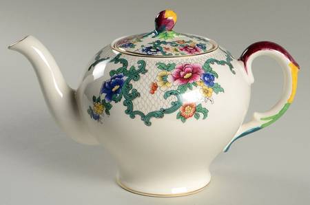 Victoria (Scalloped, Gold Trim) Teapot & Lid