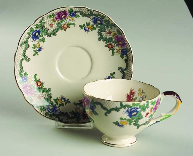 Victoria (Scalloped, Gold Trim) Oversized Cup & Saucer Set