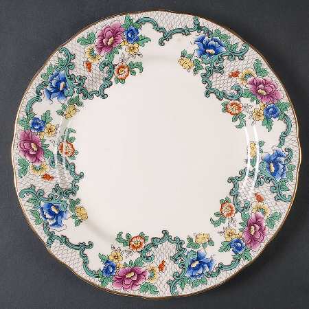 Victoria (Scalloped, Gold Trim) Luncheon Plate
