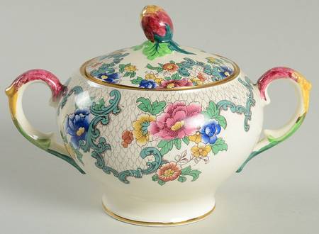 Victoria (Scalloped, Gold Trim) Sugar Bowl & Lid